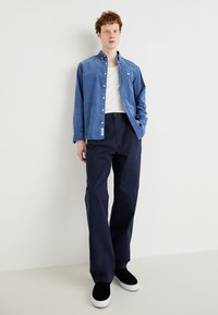 DOCKERS ORIGINAL LOOSE PLEATED - Trousers - navy blazer
