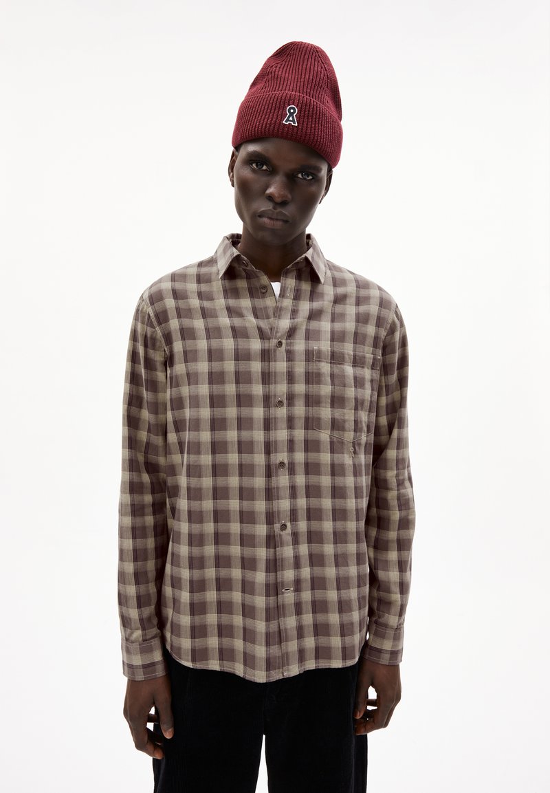 Bruin en crème geblokt overhemd met een zak, button-down kraag en lange mouwen, gedragen met een bordeaux ribgebreide muts.