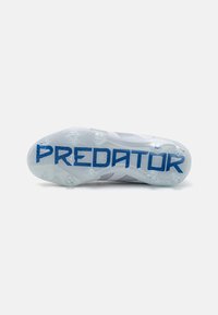 Scarpino da calcio bianco con tomaia texturizzata, caratterizzato da un logo blu "PREDATOR" sulla suola e una parte inferiore in gomma traslucida con tacchetti.