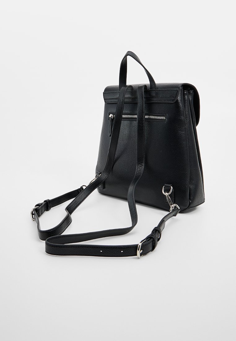 Schwarzer Leder-Rucksack mit strukturierter Oberfläche, Oberhandgriff, verstellbaren Trägern, Frontreißverschlussfach und einer klaren Form.