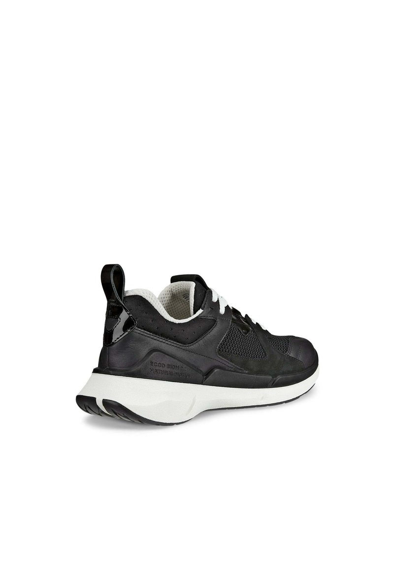 Czarne buty sportowe z mieszanką gładkich i teksturowanych materiałów, białą podeszwą oraz sznurowanym zapięciem z pętelką na pięcie.