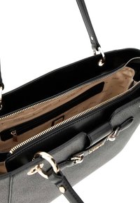 Sac à main en simili cuir noir avec une surface texturée, quincaillerie dorée, intérieur zippé et plusieurs poches pour l'organisation.