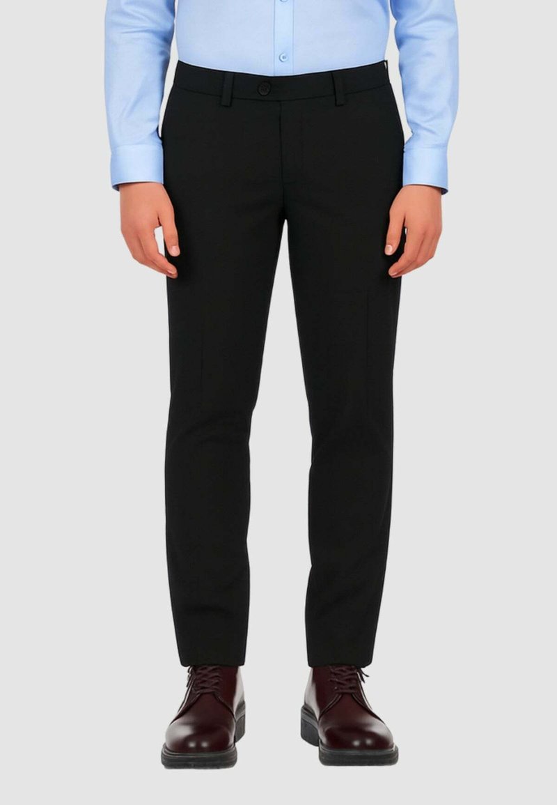 Pantaloni neri su misura con vestibilità slim, dotati di tasche anteriori e una superficie liscia. Abbinati a scarpe stringate bordeaux.