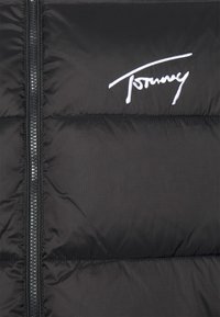 Tommy Jeans Plus TJM PLUS SIGNATURE PUFFER - Casaco de inverno - black