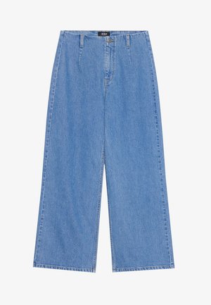 Hellblaue Jeans mit weitem Bein und hoher Taille, mit Knopfverschluss, zwei Fronttaschen und sauberen Säumen.