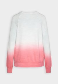 Langsleeve sweatshirt met een witte naar koraalroze gradient, ronde hals, en geribde manchetten en zoom, gezien vanuit de achterkant.