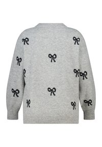 Pull en maille gris clair, orné de motifs de nœuds noirs dans le dos, avec un col rond et des poignets côtelés.