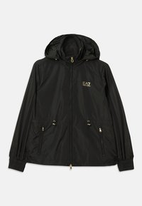 Zwarte hoodiejas van lichtgewicht glanzend materiaal. Voorzien van gouden hardware, twee voorzakken en elastische manchetten voor een goede pasvorm.
