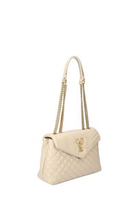Borsa a tracolla in pelle trapuntata beige con catena dorata e chiusura a pattina. Presenta un logo in evidenza sulla parte anteriore.