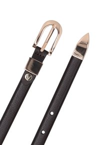 Schwarzer Ledergürtel mit elegantem Design, ausgestattet mit einer glänzenden silbernen Schnalle und spitzem Ende. Auffälliges V-Logo und strukturiertes Oberflächendetail.