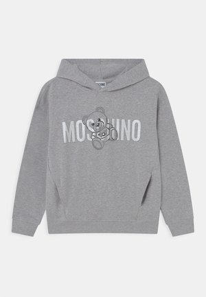 Grå hættetrøje med ribkantede ærmer, et teddybjørnsgrafik og teksten "MOSCHINO" over fronten.