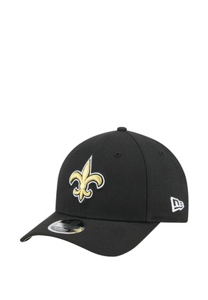 La casquette de baseball noire présente un emblème en or et blanc de fleur de lys bien en vue. Fabriquée en coton, elle est dotée d'une visière courbée.