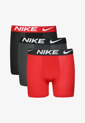 Kolm paari Nike bokserit: üks punane, üks must ja üks tumehall, millel on elastsed vöökohtade ribad, millel on valge Nike logo.