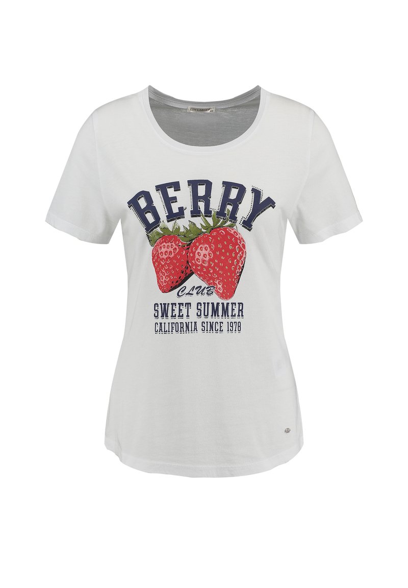 Camiseta de algodón blanca con un gráfico de dos fresas rojas y el texto: "CLUB DE FRESAS VERANO DULCE CALIFORNIA DESDE 1978." Mangas cortas.