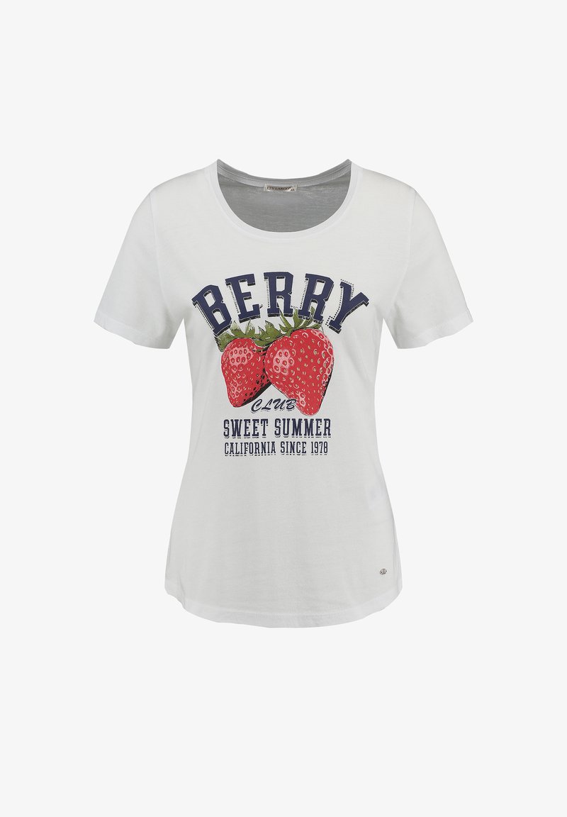 Camiseta de algodón blanca con un gráfico de dos fresas rojas y el texto: "CLUB DE FRESAS VERANO DULCE CALIFORNIA DESDE 1978." Mangas cortas.