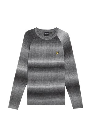 Grå ribbet sweater med et gradientmønster, rund halsudskæring og et lille gult logo på venstre bryst. Lange ærmer.