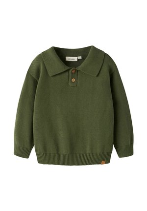 Pull tricoté vert olive avec large col, deux boutons en bois, manches longues, poignets et ourlet côtelés, adapté aux enfants.