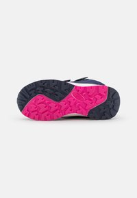 Semelle de chaussure en caoutchouc noir texturé avec des accents roses. Le design comprend un motif de semelle rugueux pour l'adhérence et la stabilité.