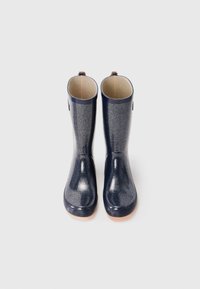 Bottes de pluie à paillettes bleu marine avec une finition brillante, bout arrondi et tige courte en caoutchouc. Doublure intérieure beige douce et semelle en caoutchouc tan.