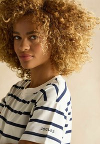 Röstripeeritud lühikeste varukatega T-särk valge koos laevade triipudega; omab ümarat kaela ja tikitud "JOULES" logo varrukal.