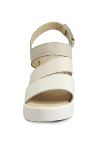 Sandalo beige chiaro con tre fasce larghe, texture liscia e suola a piattaforma. Presenta una fibbia per una vestibilità sicura e un design con punta aperta.