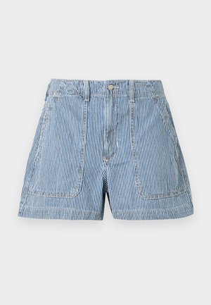 Shorts en jean à rayures verticales bleues et blanches avec poches plaquées à l'avant, passants pour ceinture et fermeture par bouton frontal.