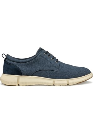 Chaussures en denim à lacets avec une semelle en caoutchouc crème légère, une tige bleu foncé, des accents en daim et une finition en tissu texturé.