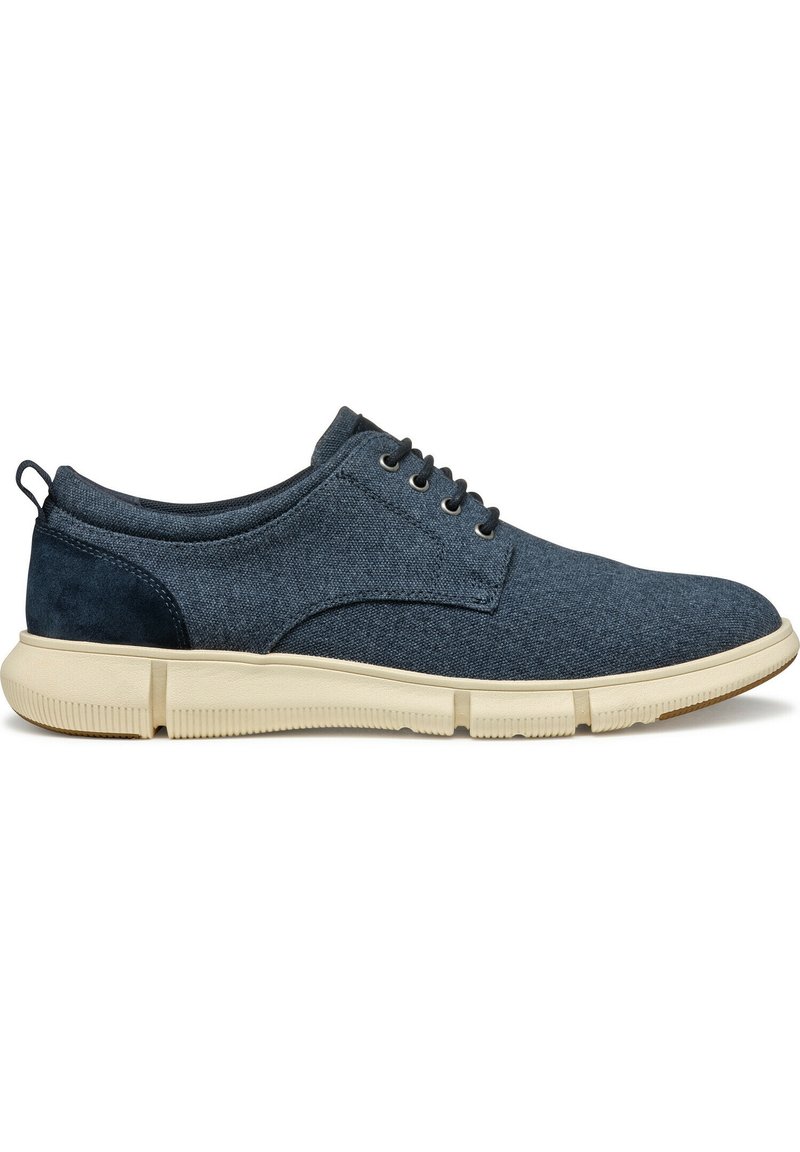 Scarpe in denim con lacci, suola in gomma crema leggera, tomaia blu scuro, dettagli in suede e finitura in tessuto testurizzato.