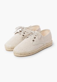 Espadrillas in tela beige con design a lacci, punta rotonda, suole in juta intrecciata e dettagli di cucitura discreti.
