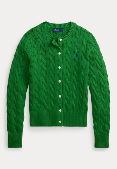 Zelený kardigán s káblovým vzorom, bielymi gombíkmi a rebrovanými manžetami, s modrým vyšívaným logom Polo na ľavej strane hrude.