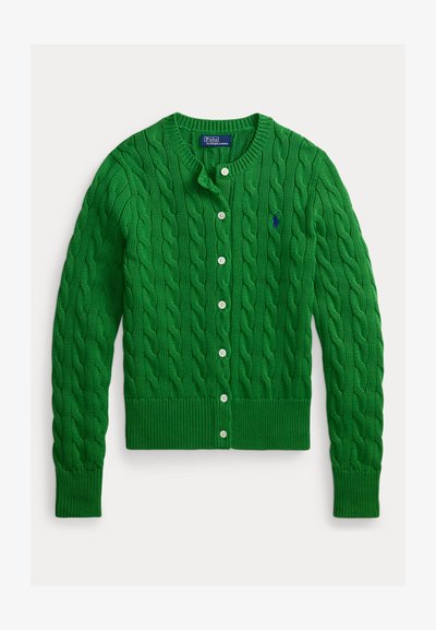 Zelený kardigán s káblovým vzorom, bielymi gombíkmi a rebrovanými manžetami, s modrým vyšívaným logom Polo na ľavej strane hrude.