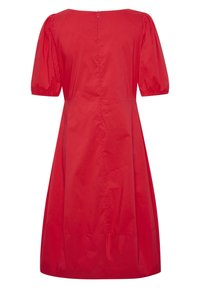 Punainen olkaimeton mekko, jossa on puffit lyhyet hihat ja tiukka vyötärö, näkyy takaa, keskisauma ja vetoketjukiinnitys.