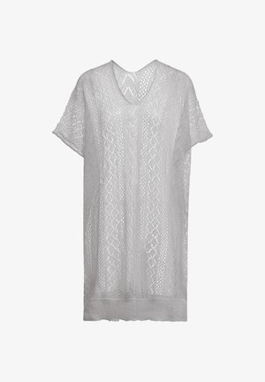 Világosszürke kötött tunika V-nyakkal, rövid ujjakkal és mintázott textúrával, amely bonyolult nyitott mintázattal rendelkezik.