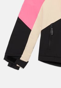 Kleurgebloekte jas met roze, beige en zwarte secties, gemaakt van soepel materiaal met een ritszak en klittenbandsluiting bij de manchetten.