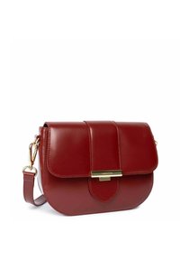 Borsa a tracolla rossa in pelle con chiusura a pattina, hardware dorato, forma arrotondata e dettagli di cucitura eleganti. Inclusa una tracolla regolabile.