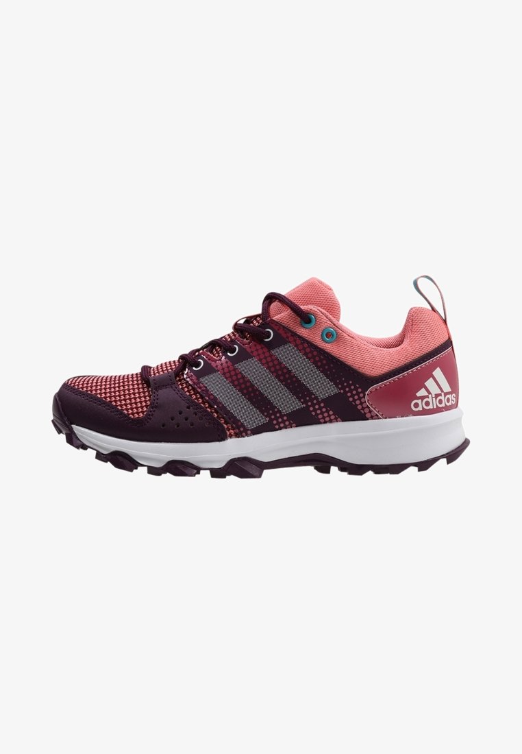 Zapatilla de running Adidas con parte superior de malla en púrpura oscuro, detalles en rosa y franjas grises. Cuenta con una suela texturizada para mayor tracción.