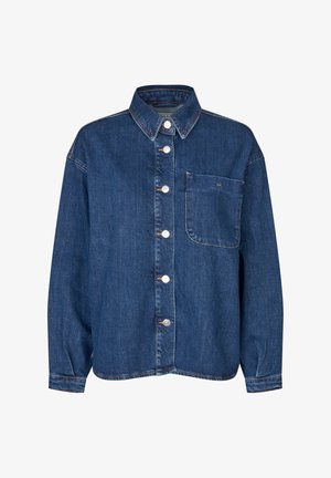 Camisa de denim azul oscuro con cuello de solapa, botones frontales y un solo bolsillo en el pecho. Presenta un corte relajado y costuras cosidas.