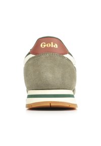 Sneaker verde in suede con un pannello sul tallone in pelle marrone, suola intermedia bianca e verde, e dettagli del logo dorato sul retro.
