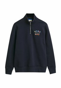 Felpa blu navy con colletto alto e zip a metà. Presenta bandiere ricamate e testo "GANT USA NEW HAVEN CUP" sul petto.