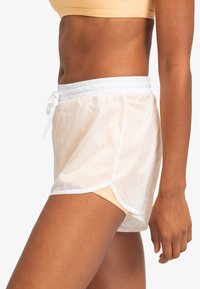 Witte, lichte shorts met een elastische tailleband en een trekkoord, met een doorschijnende textuur en zijsplitten voor ventilatie.