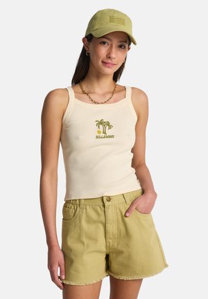 - Krótkie spodenki sportowe