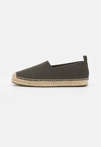 Tmavě zelené espadrilky s texturovaným svrškem, zaoblenou špičkou a juteovou podrážkou. mají poutko na patě.