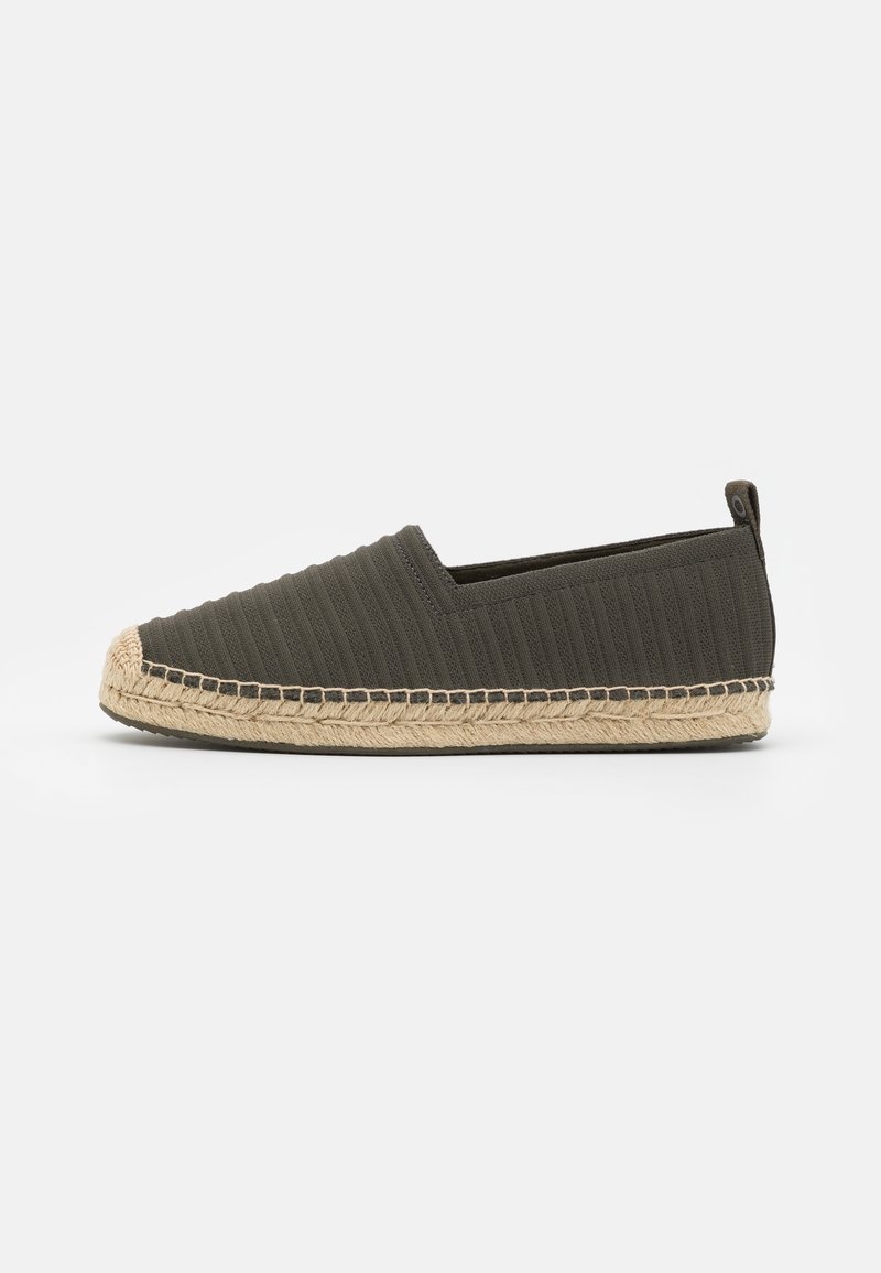 Tmavě zelené espadrilky s texturovaným svrškem, zaoblenou špičkou a juteovou podrážkou. mají poutko na patě.