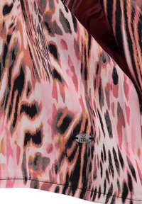 Tessuto a motivo rosa e nero con un design a stampa di leopardo. Include un piccolo etichetta metallica con la scritta "KEY LARGO". Texture liscia.