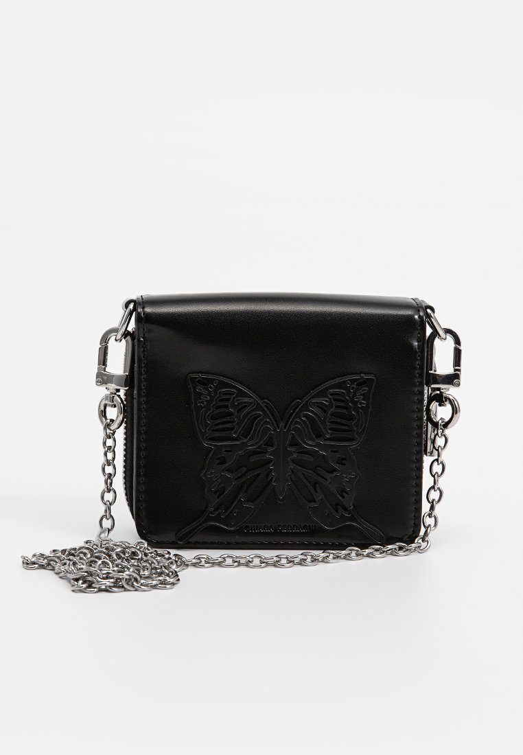 Borsa in pelle nera con design a farfalla in rilievo, forma rettangolare, tracolla in catena argentata e texture liscia. Compatta e moderna.