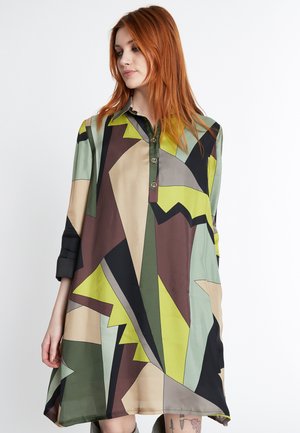 Langes, kragenförmiges Kleid aus leichtem Stoff mit abstrakten geometrischen Mustern in Grün, Braun und Beige, mit Knopfverschluss und schwarzen Manschetten.