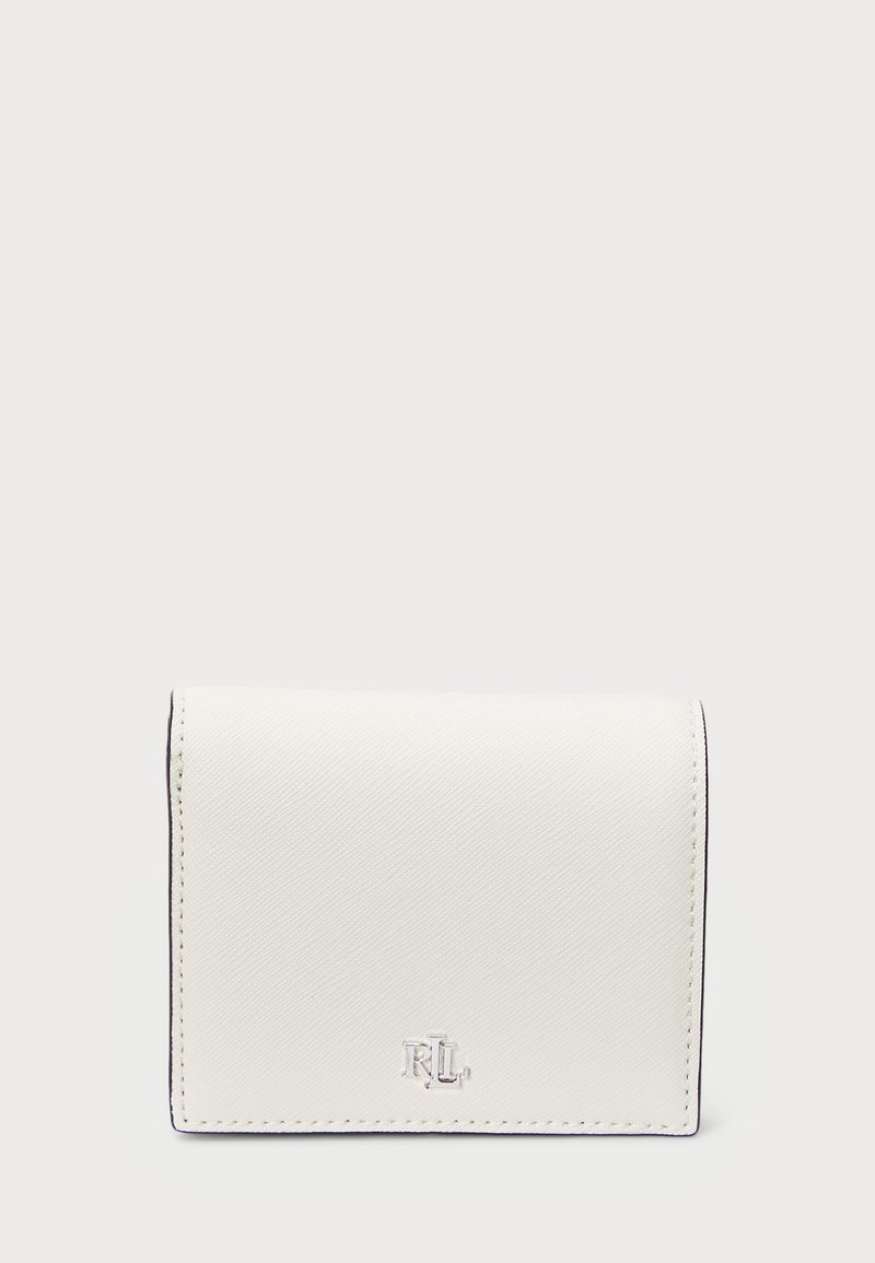 Hvit lær lommebok med teksturert overflate, utstyrt med sølvfarget detaljer og logo. Kompakt design med rene linjer og kontrasterende søm.
