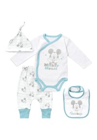 Babyklädesset som består av en vit bodysuit med ljusblå kant, randiga byxor, en matchande hatt och en haklapp med Mickey Mouse-motiv.