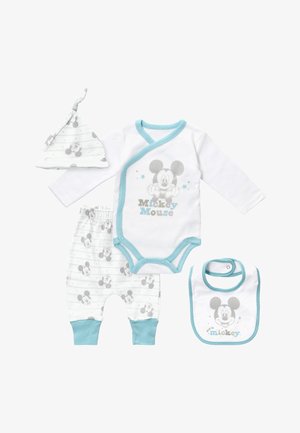 Set di abbigliamento per neonati composto da un body bianco con rifiniture azzurro chiaro, pantaloni a righe, un cappellino coordinato e un bavaglino con disegni di Topolino.
