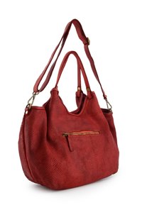 Rode textuurhandtas met een ronde vorm, dubbele handvatten en een afneembare schouderriem. Voorzien van een voorzak met rits en gouden hardware accenten.